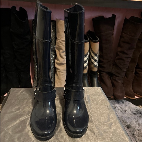 Navy in color. Size 6 rain boots. - Picture 3 of 5